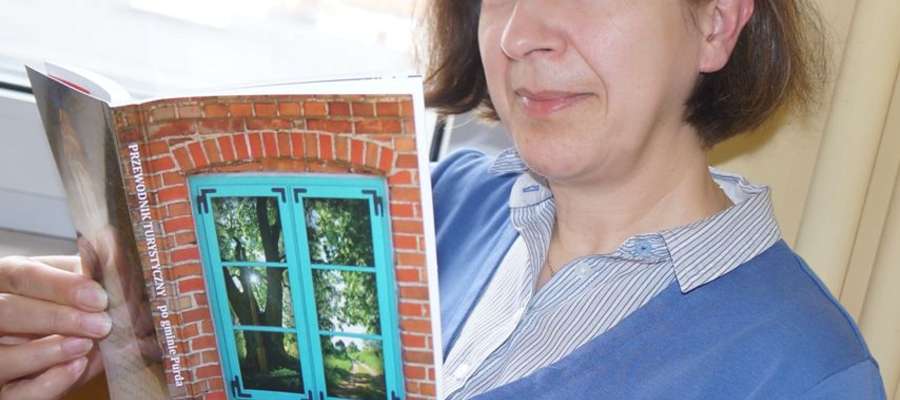 Jolanta Weihs z referatu promocji UG w Purdzie, pomysłodawczyni wydawnictwa, prezentuje przewodnik po gminie