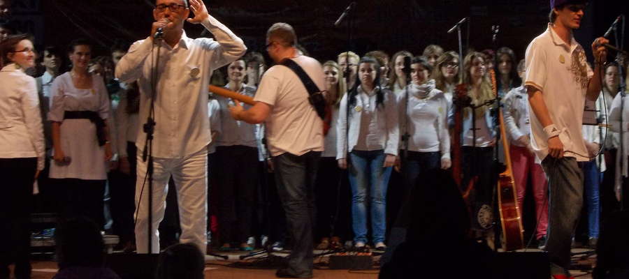 Olsztyński zespół "Mocni w Wierze" podczas koncertu "By Świat Usłyszał" w ostródzkim amfiteatrze. 