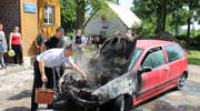 Strażacy-amatorzy ugasili w Pomorskiej Wsi płonący samochód