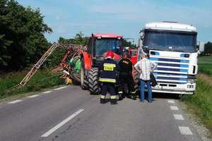 Giganci zablokowali drogę. Ciężarówka uderzyła w traktor