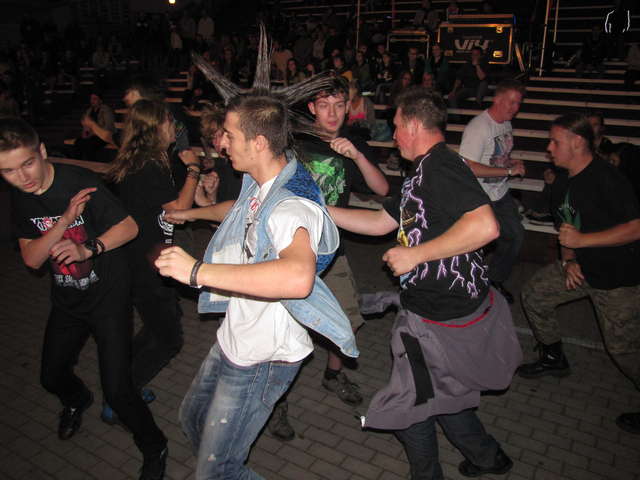  Zdjęcie z poprzedniej Famy, publiczność podczas koncertu iławskiego zespołu Atom - full image