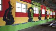 Czerwono-żółto-zielone koszary czekają na fanów reggae