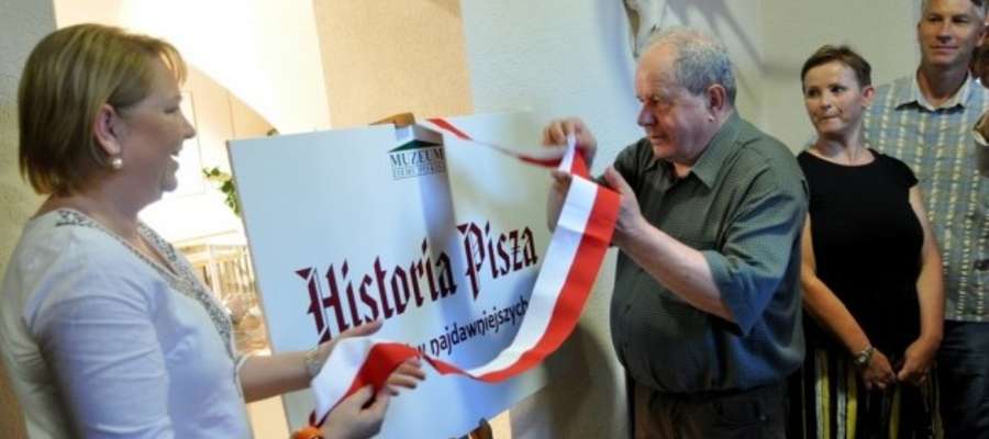 Wystawę "Historia Pisza i Ziemi Piskiej od czasów najdawniejszych” oficjalnie otworzyli Lilla Bednarek - przewodnicząca Rady Miejskiej w Piszu oraz Dietmar Serafin - były Dyrektor Muzeum Ziemi Piskiej.