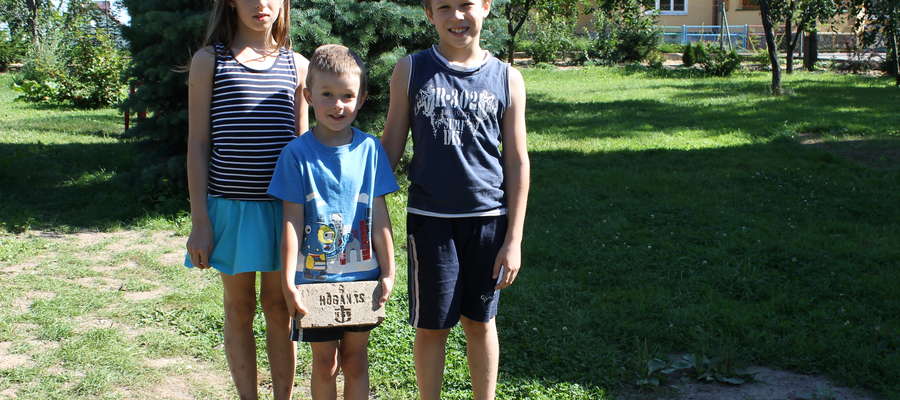 Młodzi odkrywcy z ich cegłą. Od lewej: Nicola (10 lat), Kamil-znalazca cegły  (5 lat), Kuba (9 lat)