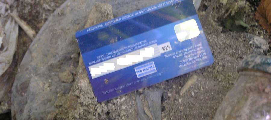 Karta bankomatowa znaleziona w odpadkach