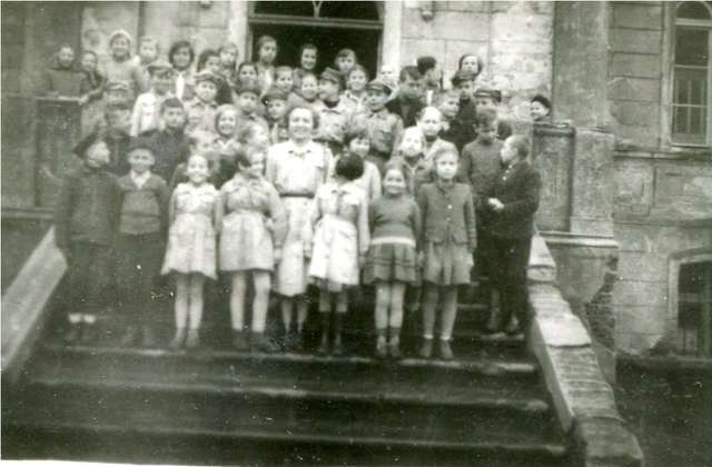 Fotografia z lat pięćdziesiątych minionego wieku, kiedy w pałacu mieściła się szkoła
