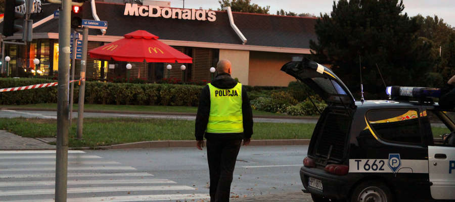 Elbląscy policjanci podczas wtorkowej akcji zablokowali ruch na ulicach w pobliżu restauracji McDonald's 