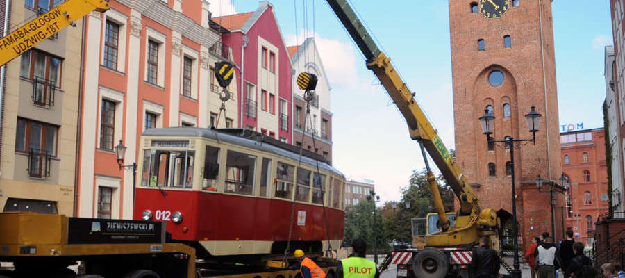  Ustawienie tramwaju przed Bramą Targową i przetransportowanie go z powrotem do zajezdni kosztuje prawie 9 tysięcy złotych