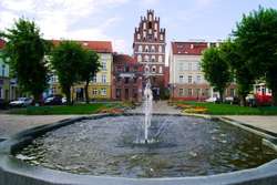 Rynek w Bartoszycach - w tle gotycka Brama Lidzbarska