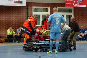 Wypadek na meczu halówki. Piłkarz trafił do szpitala ze złamaną szczęką