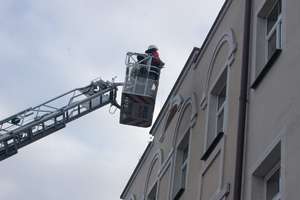 Awanturnik na dachu udawał swojego brata. Poddał się na widok wozu strażackiego