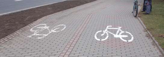 Do niedawna symbole ścieżki rowerowej widniały tu po obu stronach chodnika.