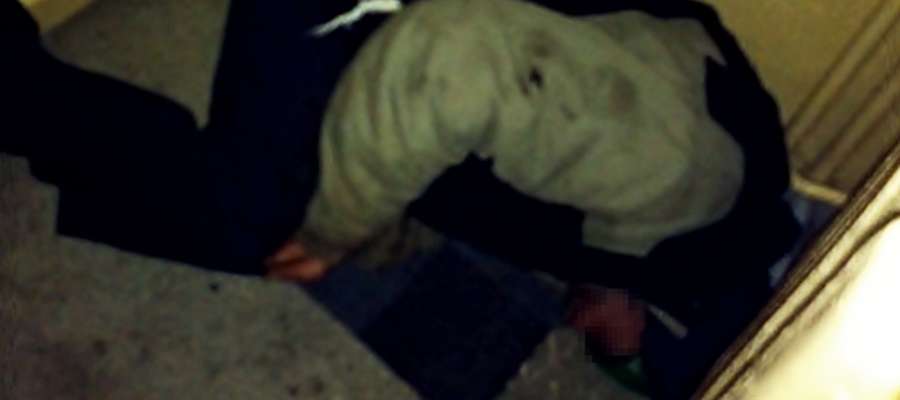 Ten bezdomny spał na wycieraczce przy kaloryferze, przy wejściu do piwnicy w jednym z bloków przy ul. Grunwaldzkiej (grudzień 2013 r.). Obudzony, nie chciał żadnej pomocy. Niedługo potem wyszedł.   
