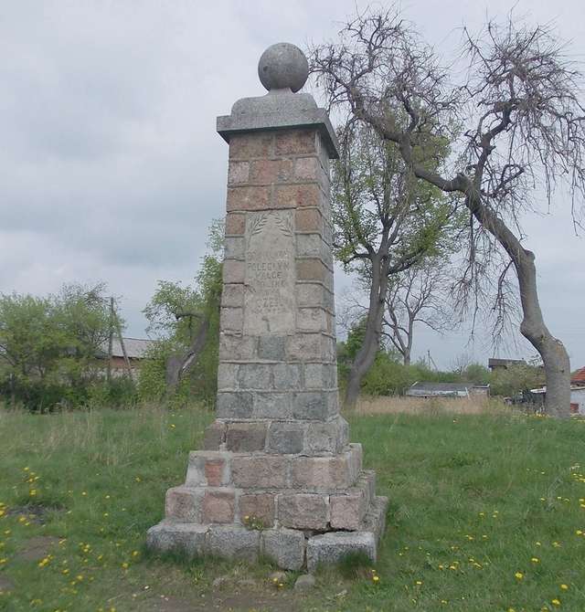 Ten pomnik postawiono po I wojnie światowej dla uczczenia ofiar tej wojny - full image