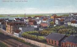 Fabryka likierów w Ostródzie z charakterystycznym kwadratowym kominem na rogu dzisiejszych ulic: Wyspiańskiego i Pułaskiego. Pocztówka sprzed 1914 r.