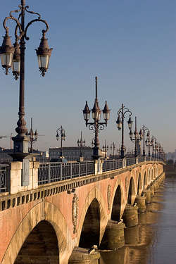 Pont de Pierre wybudowano na cześć Napoleona