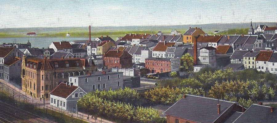 Fabryka likierów w Ostródzie z charakterystycznym kwadratowym kominem na rogu dzisiejszych ulic: Wyspiańskiego i Pułaskiego. Pocztówka sprzed 1914 r. 