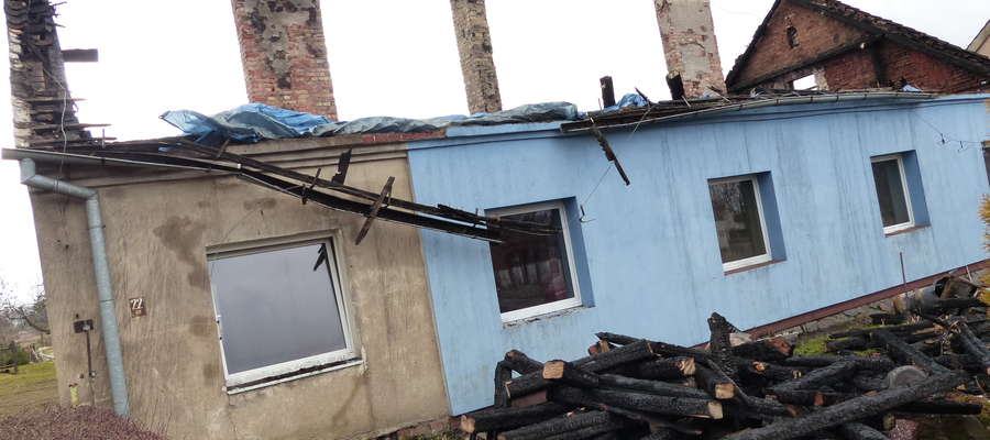 Mimo szybkich działań nie udało się uratować domu. Doszczętnie spłonęły dach i poddasze, a pomieszczenia mieszkalne uległy zalaniu.