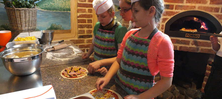 I dziewczynki, i chłopcy z Węziny byli bardzo zainteresowani przygotowywaniem pizzy