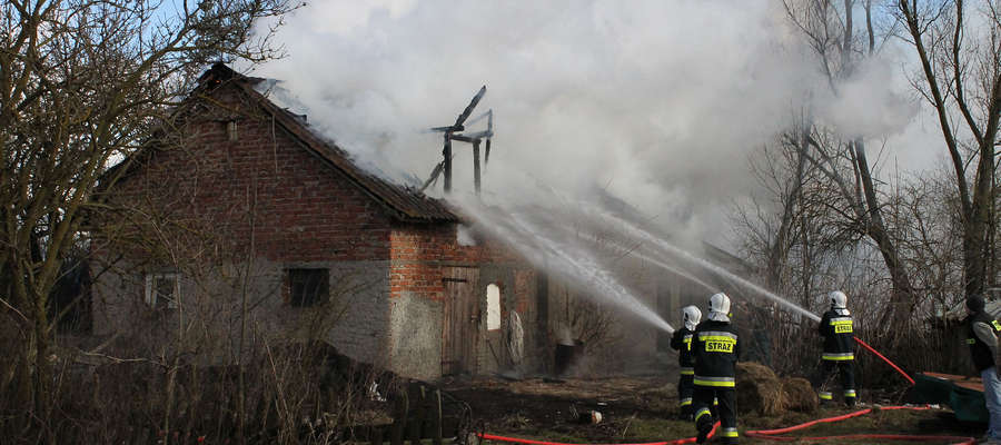 Sześć zastępów straży pożarnej walczyło w Unikowie z pożarem budynku gospodarczego.
