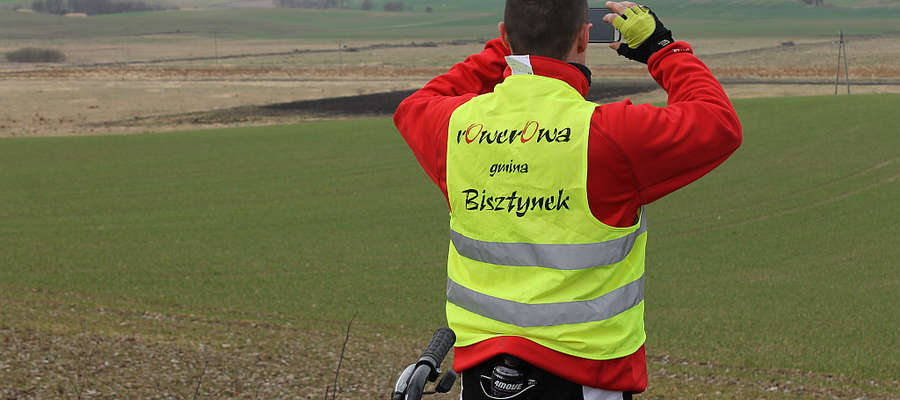 Rowerzyści z Bisztynka nie biją rekordów prędkości. Często zatrzymują się, aby podziwiać krajobrazy, przyrodę i zwiedzić zabytki.