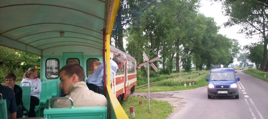 W sezonie turystycznym wąskotorówką można dojechać z Nowego Dworu na Mierzeję Wiślaną, a od niedawna również do wsi Tuja