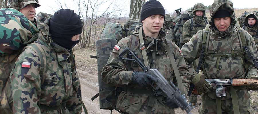 Uzbrojeni żołnierze z 9 Warmińskiego Pułku Rozpoznawczego w Lidzbarku Warmińskim zaniepokoili naszego czytelnika.