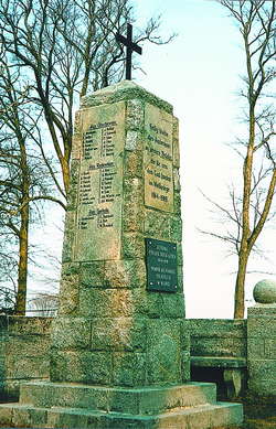 Pomnik poległych w czasie i wojny światowej mieszkańców parafii w Szymonce koło Giżycka.  Na 16 zabitych 10 ma polskie nazwiska.