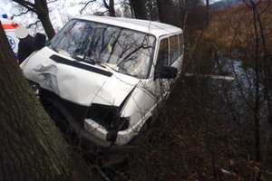Volkswagen uderzył w drzewo. Cztery osoby w szpitalu