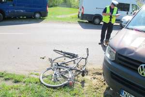 73-latek wracał rowerem do domu. Wpadł pod koła busa