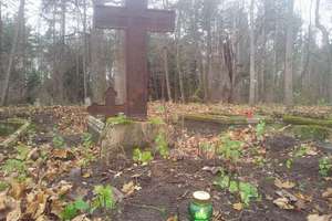 Rozkradli zabytkowe krzyże z cmentarzyka w Grądach