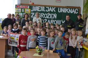 Strażacy odwiedzili dzieci z SP 3 w Olecku 