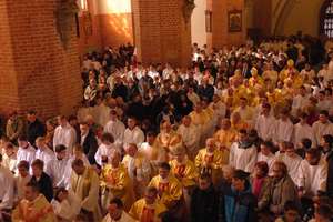 Dziś Wielki Czwartek. Kilkuset kapłanów na mszy krzyżma