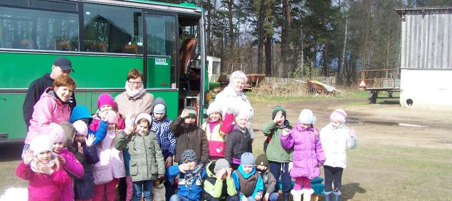 Dzieci i nauczyciele z grupy 5-6 latków „ Motylki” odwiedziły gospodarstwo w Łajsach