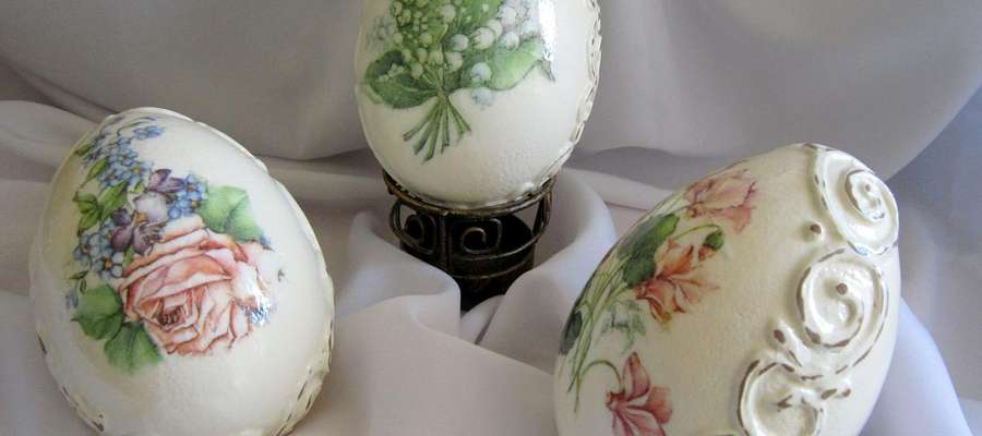 Wielkanocne jajka zdobione metodą serwetkową - decoupage