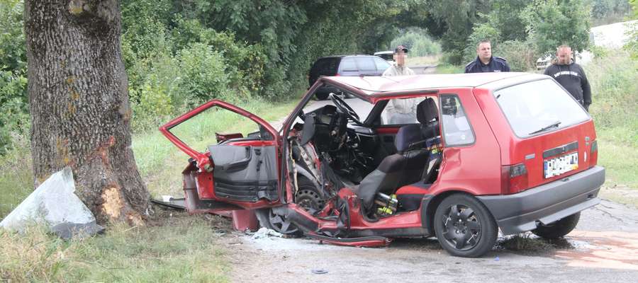Kierowca fiata uno stracił panowanie nad samochodem i uderzył w przydrożne drzewo na trasie Bartąg-Ruś (wrzesień 2013)