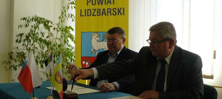 Umowę podpisują (od lewej) Wladimir Eduardowich Neskoromnyj i Jan Harhaj