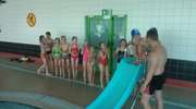 Uczniowie z Młynar i Błudowa uczą się pływać na basenie w Braniewie