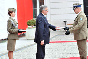 Prezydent wręczył flagę żołnierzom z Bemowa Piskiego