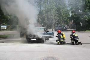 Pożar samochodu na stacji paliw w Olecku