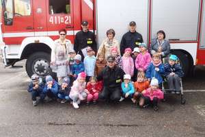 Dzieci z odwiedzinami u strażaków