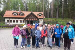 Uczniowie ze Słobit w Leśnym Arboretum w Kudypach