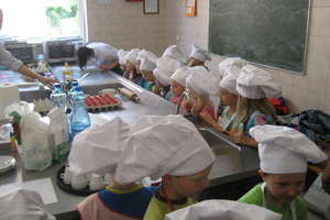 Przedszkolaki ze ,,Słonecznej Ósemki” uczą się pieczenia w prawdziwej kuchni