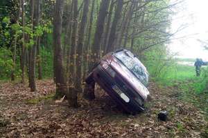 Opel zjechał z drogi i uderzył w drzewo. Dwie osoby w szpitalu