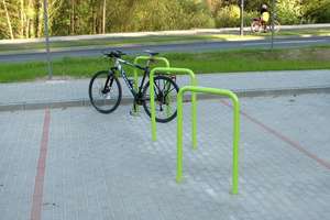 Zmieniają żółte barierki w stojaki rowerowe