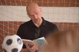 Bramkarz Wojciech Kowalewski czytał dzieciom