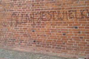 "Allah jest wielki" na murach olsztyńskiej katedry