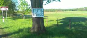 „Putin terrorist”. Plakat z takim napisem pojawił się na jednym z przydrożnych drzew w okolicy Młoteczna