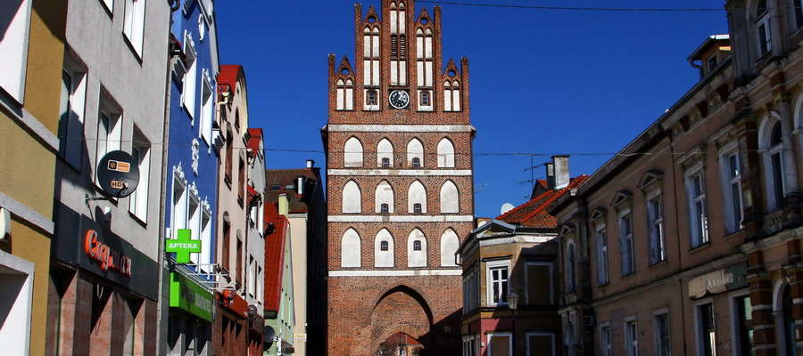 Widok na Bramę Lidzbarską w Bartoszycach z ulicy Stefana Starzyńskiego