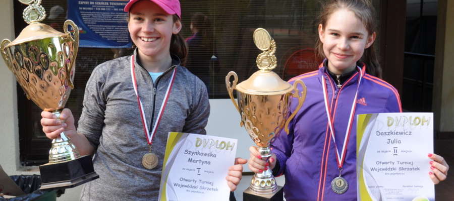 Martyna Szynkowska (z lewej) zwyciężczynią wśród skrzatek do lat 12 w turnieju tenisowym w Gdyni